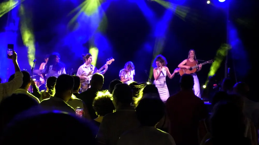 Agenda Ocio - El flamenco, pop y ritmos latinos de Maruja Limón han maridado a la perfección con los vinos y la noche en el AirénFest 2025 de Campo de Criptana 