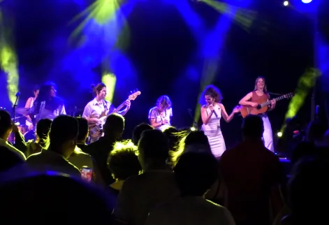 Agenda Ocio - El flamenco, pop y ritmos latinos de Maruja Limón han maridado a la perfección con los vinos y la noche en el AirénFest 2025 de Campo de Criptana 