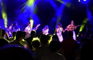 Agenda Ocio - El flamenco, pop y ritmos latinos de Maruja Limón han maridado a la perfección con los vinos y la noche en el AirénFest 2025 de Campo de Criptana 